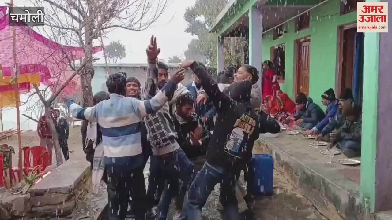 VIDEO: Heavy snowfall is occurring in the mountains, and the wedding guests danced enthusiastically amidst the falling snowflake