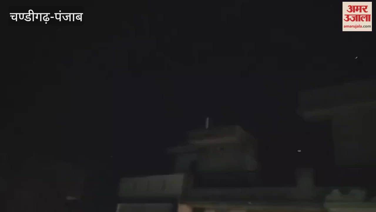 फिरोजपुर में बसंत पंचमी पर रात को आसमान में उड़ाई चंडोल