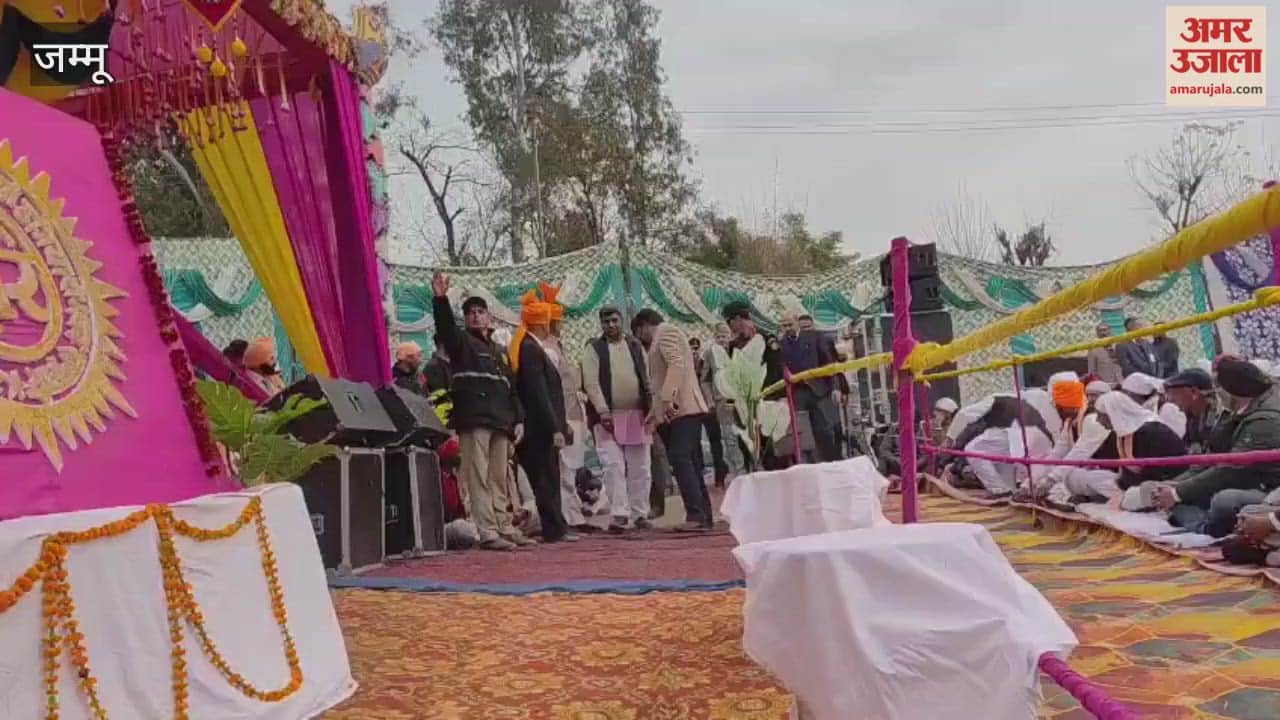 Farooq Abdullah addressed a gathering in Nowshera and sought blessings from Gurudev Giri Ji Maharaj.
