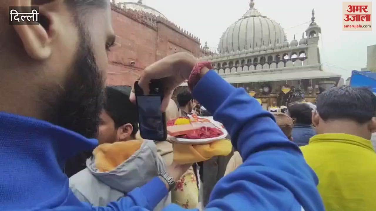 Unique celebration of Basant Panchami at Nizamuddin Dargah