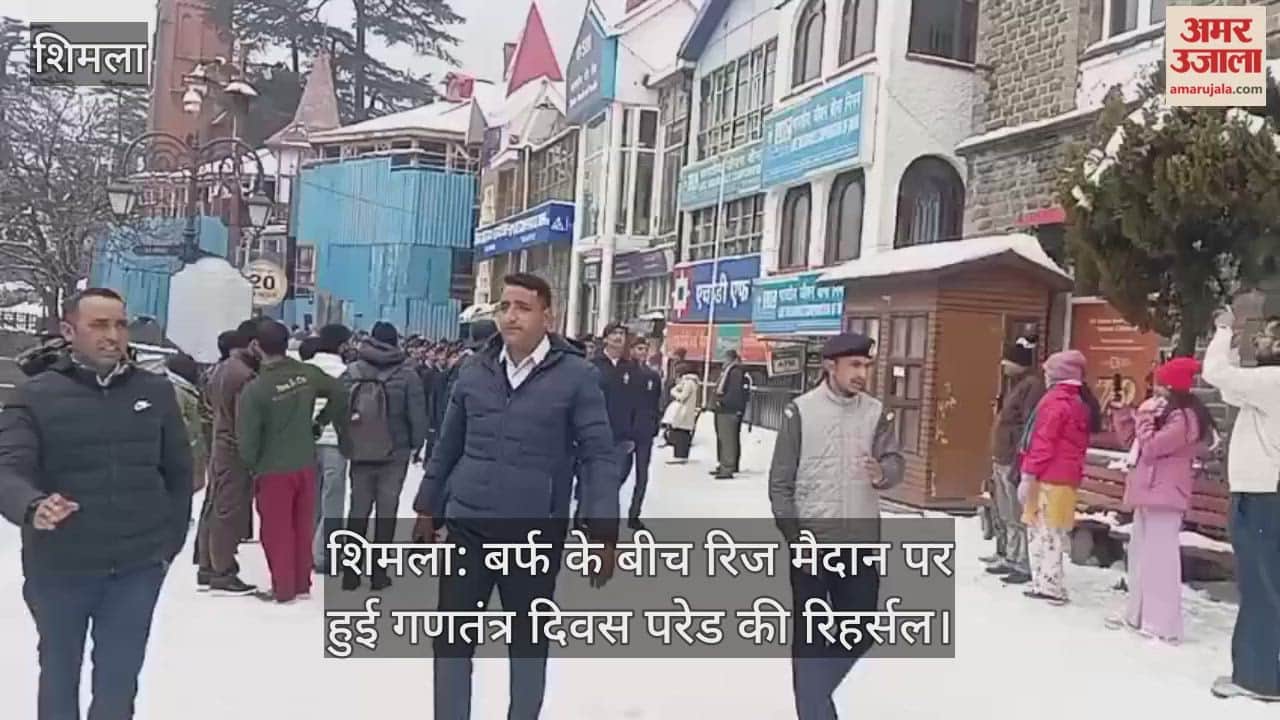 Shimla: Rehearsal for the Republic Day parade held on the Ridge ground amidst the snow.