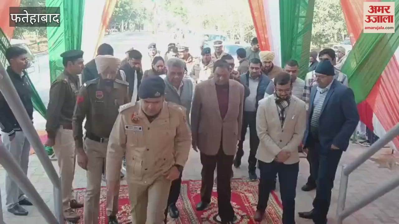 In Fatehabad, during the full dress final rehearsal for Republic Day, SP Siddhant Jain hoisted the flag and took the salute of the parade.