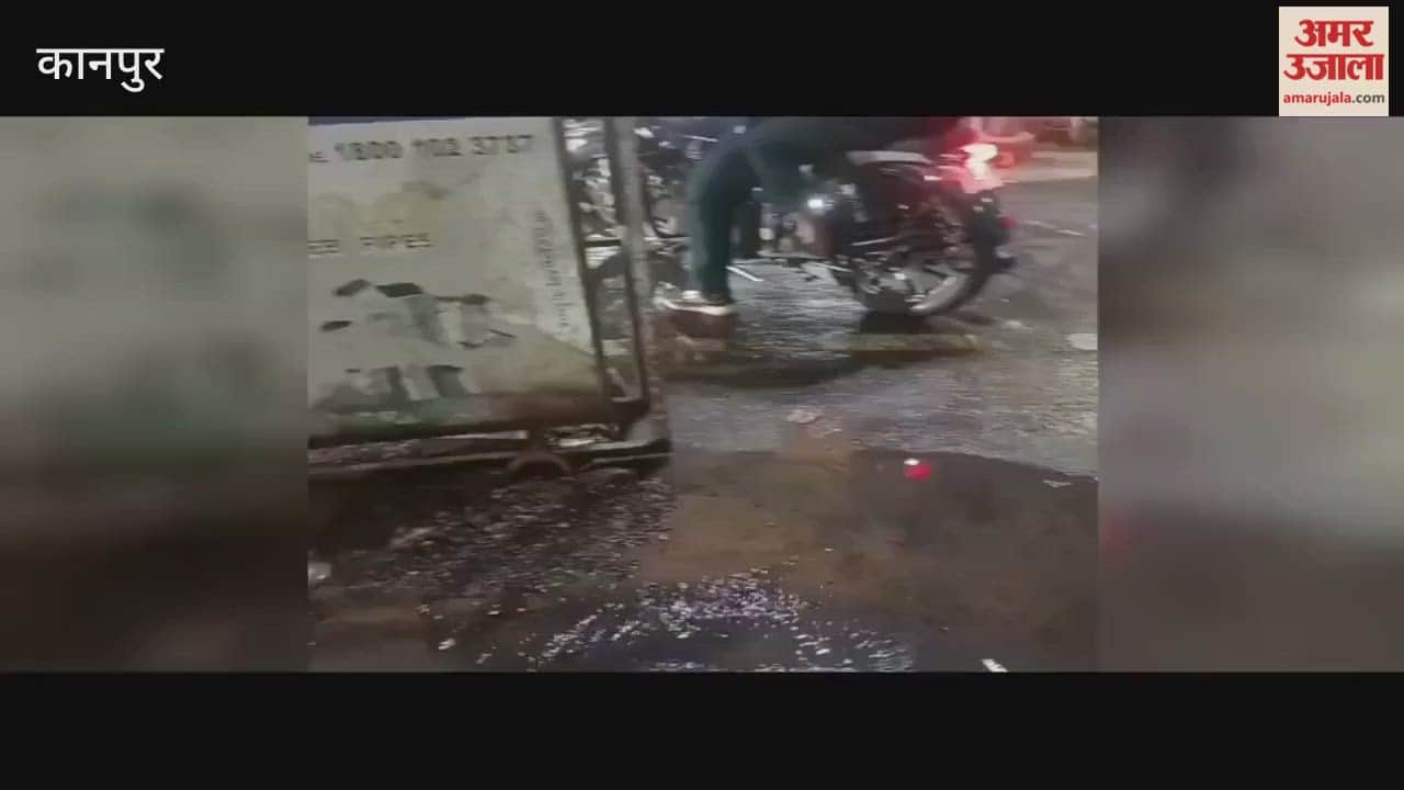 Water gushed out at Vankhandeshwar Chowk due to a broken pipeline