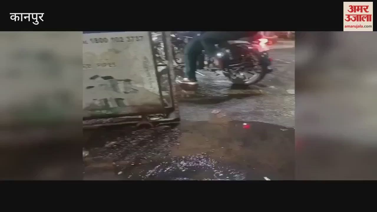 Water gushed out at Vankhandeshwar Chowk due to a broken pipeline