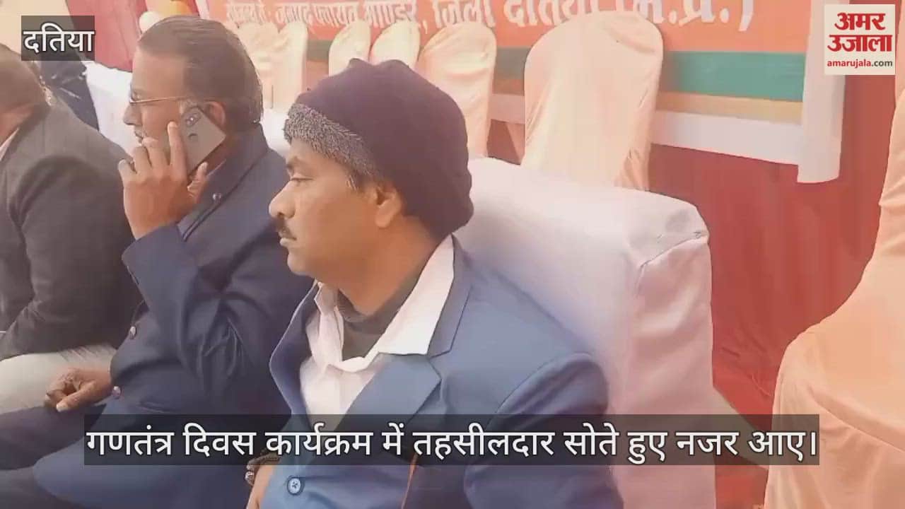 Bhander Tehsildar seen sleeping during Republic Day celebrations