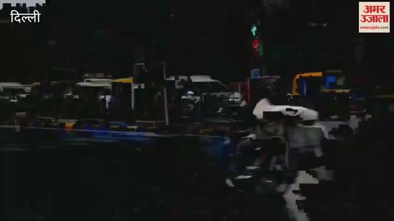 weather in Delhi has changed again, with strong winds and rain