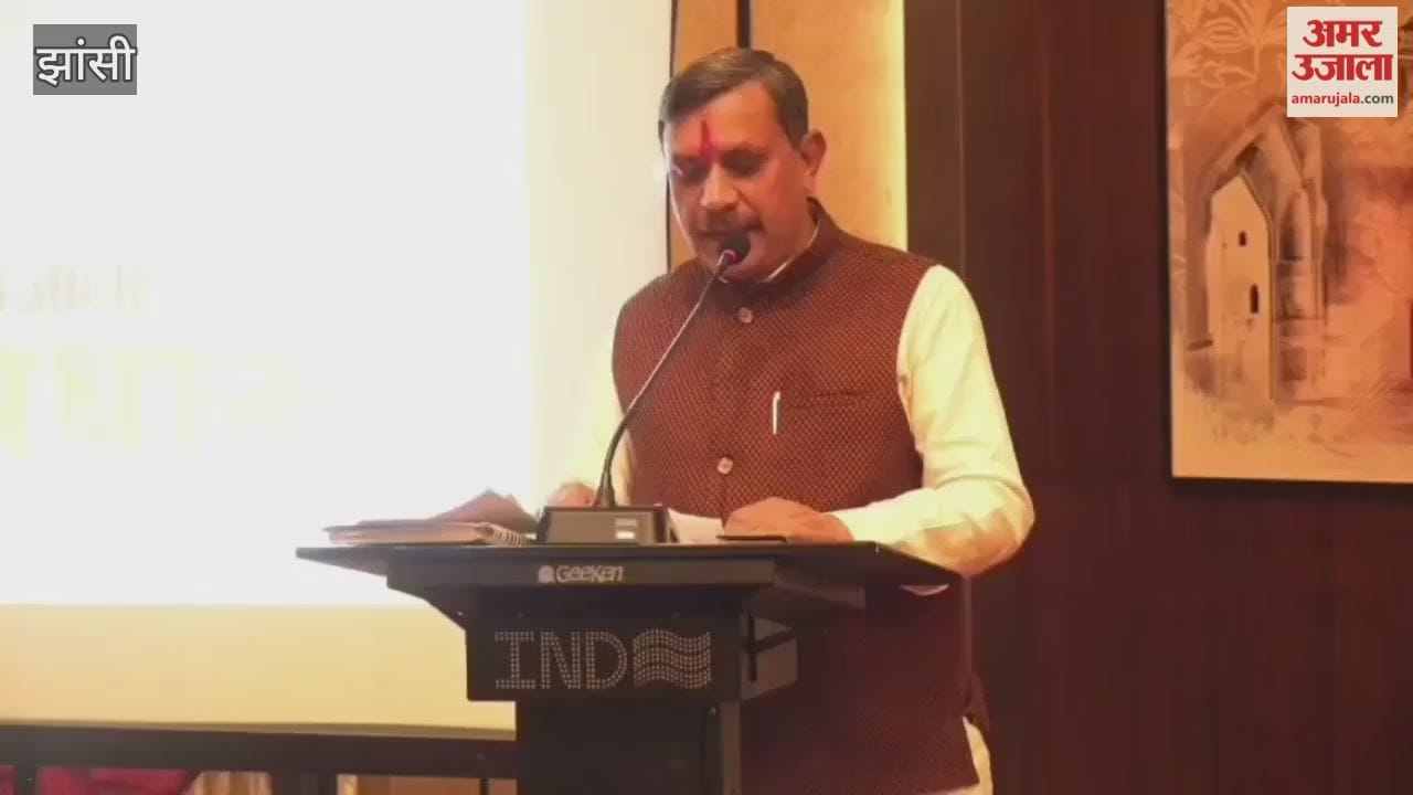 Jhansi Mayor Bihari Lal Arya addressed the village heads and said this.