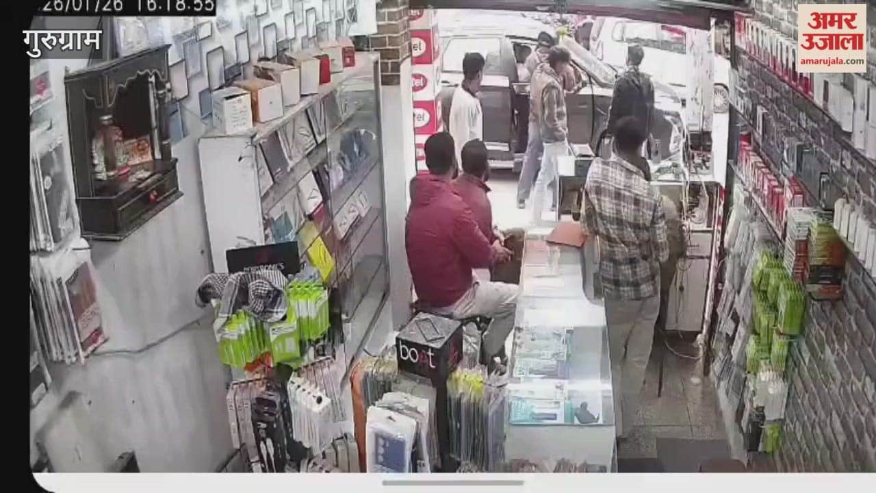 driver pointed pistol after side mirror of car touched bike In Gurugram