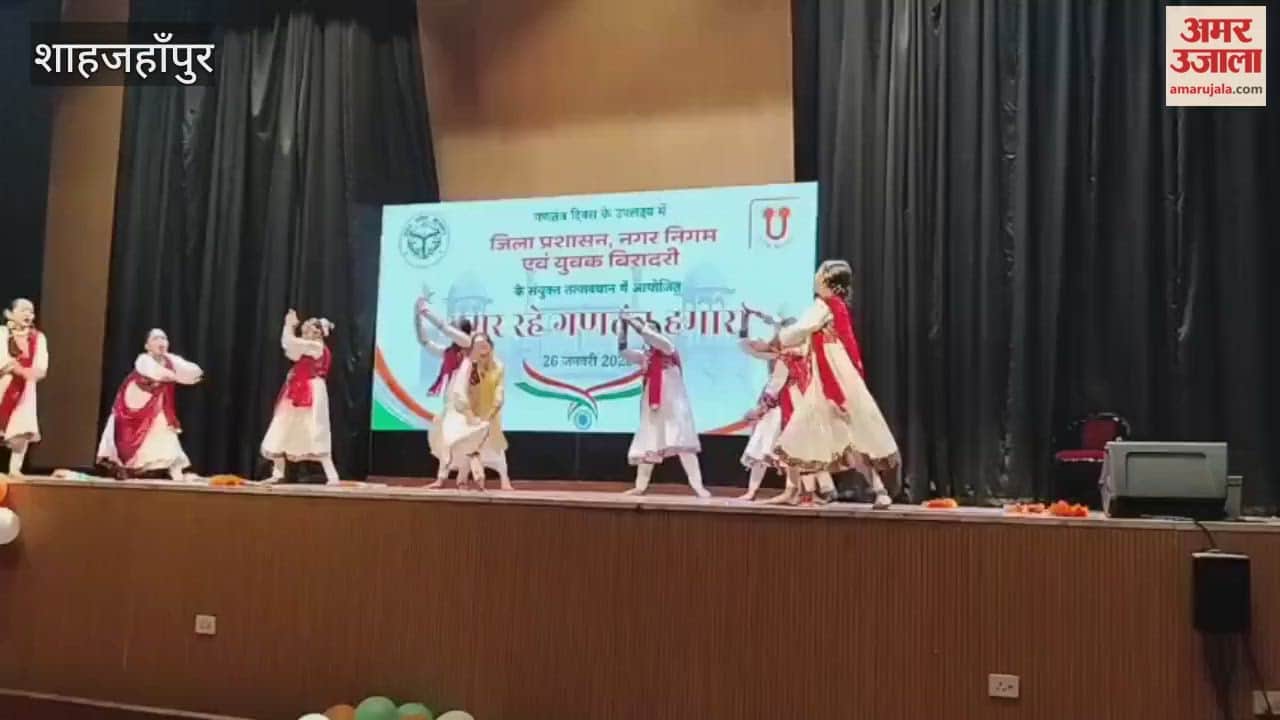 Students danced to patriotic songs on Republic Day in Shahjahanpur