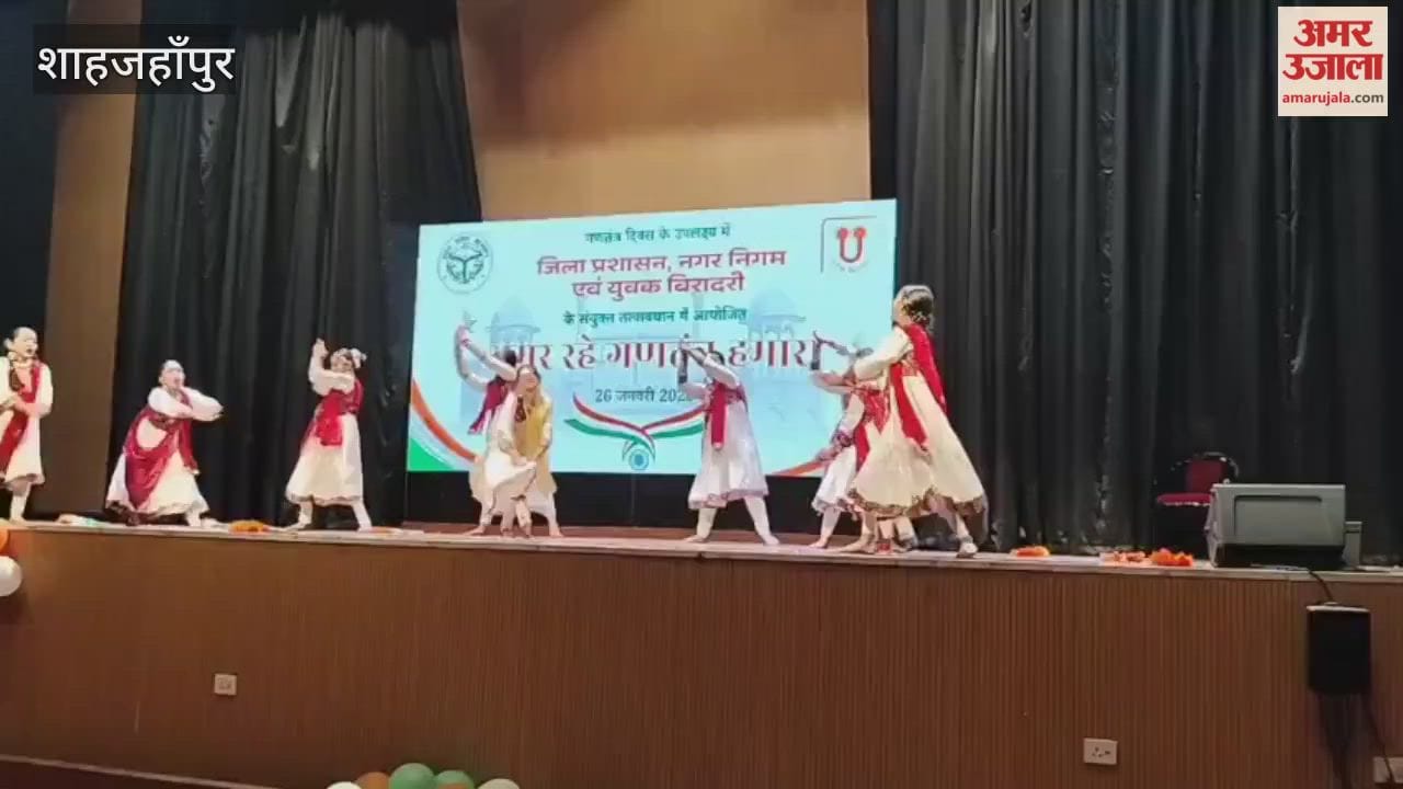 Students danced to patriotic songs on Republic Day in Shahjahanpur