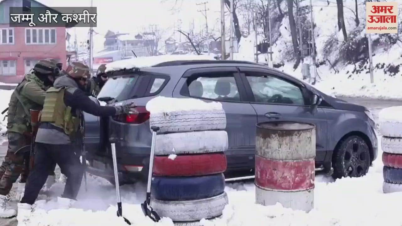 Army’s 46 RR Rescues Stranded Vehicles Amid Heavy Snowfall in Baramulla Town