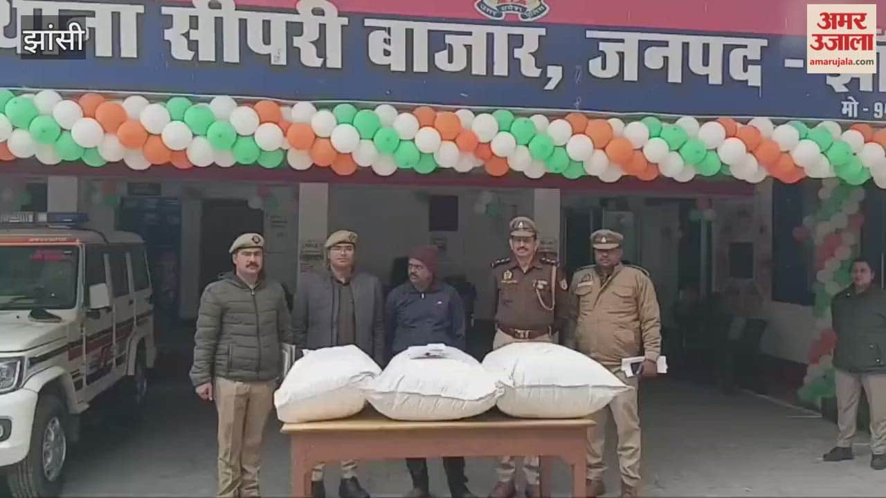 Jhansi: A smuggler arrested with 67 kg of ganja, CO Laxmikant Gautam giving information