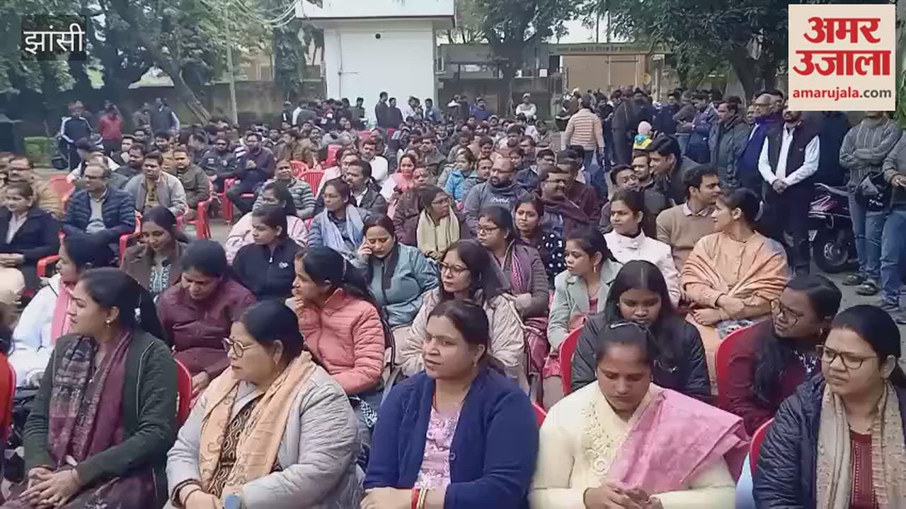 Jhansi: Bank employees went on strike demanding reforms in banking.