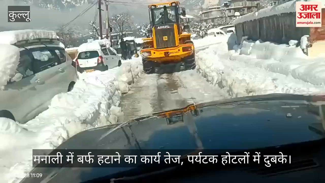 Snow removal work intensifies in Manali; tourists remain holed up in hotels.