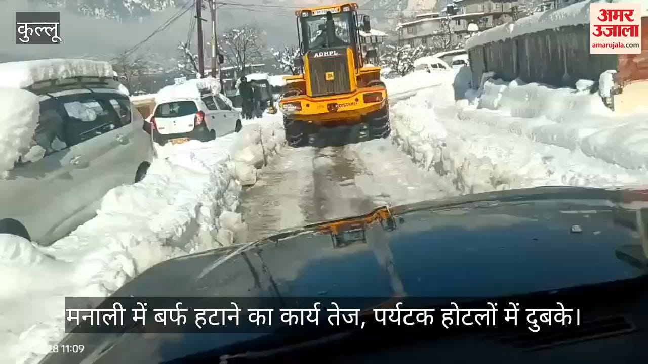 Snow removal work intensifies in Manali; tourists remain holed up in hotels.