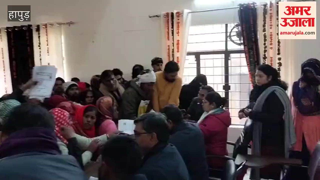 A crowd gathered at the DIET premises in Hapur to respond to the SIR notice.