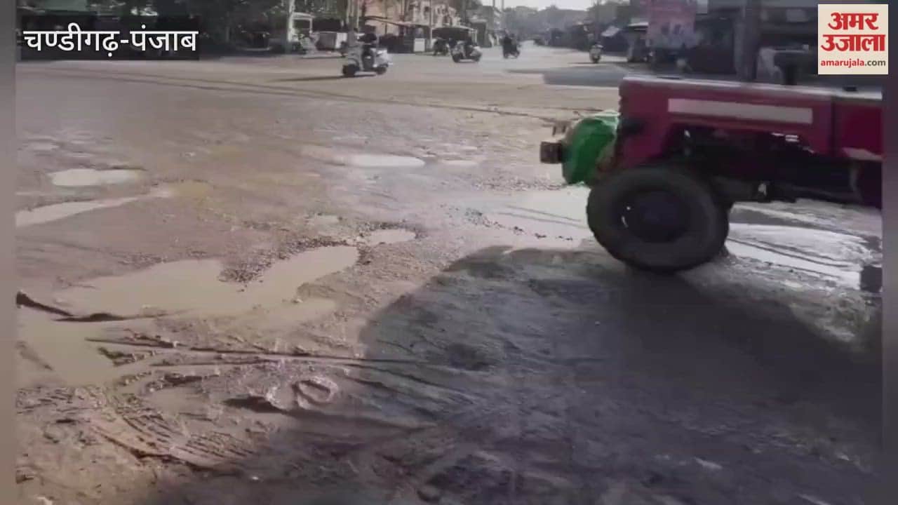 service road of overbridge on Hoshiarpur Road in Phagwara in dilapidated condition