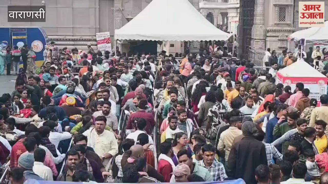 huge crowd of devotees gathered in Kashi
