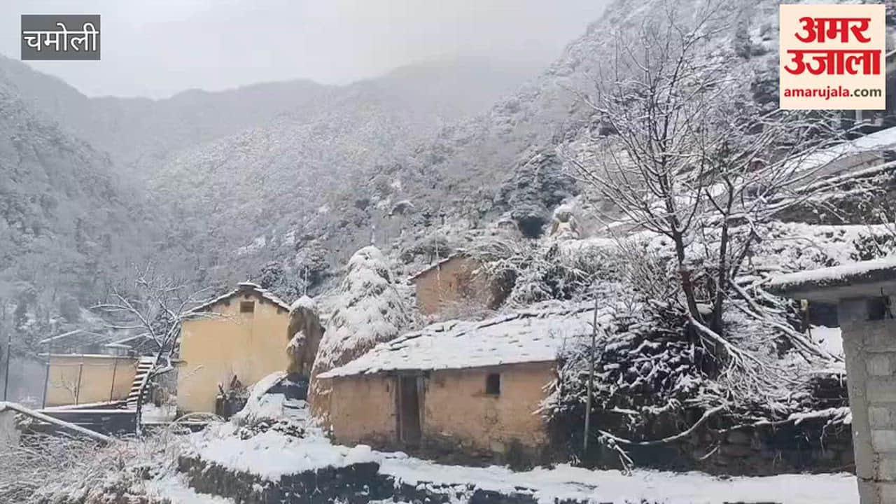 Chamoli: Snowfall has been occurring in Dewal for the past two days, and tourists have been stopped at the Lohajung base camp