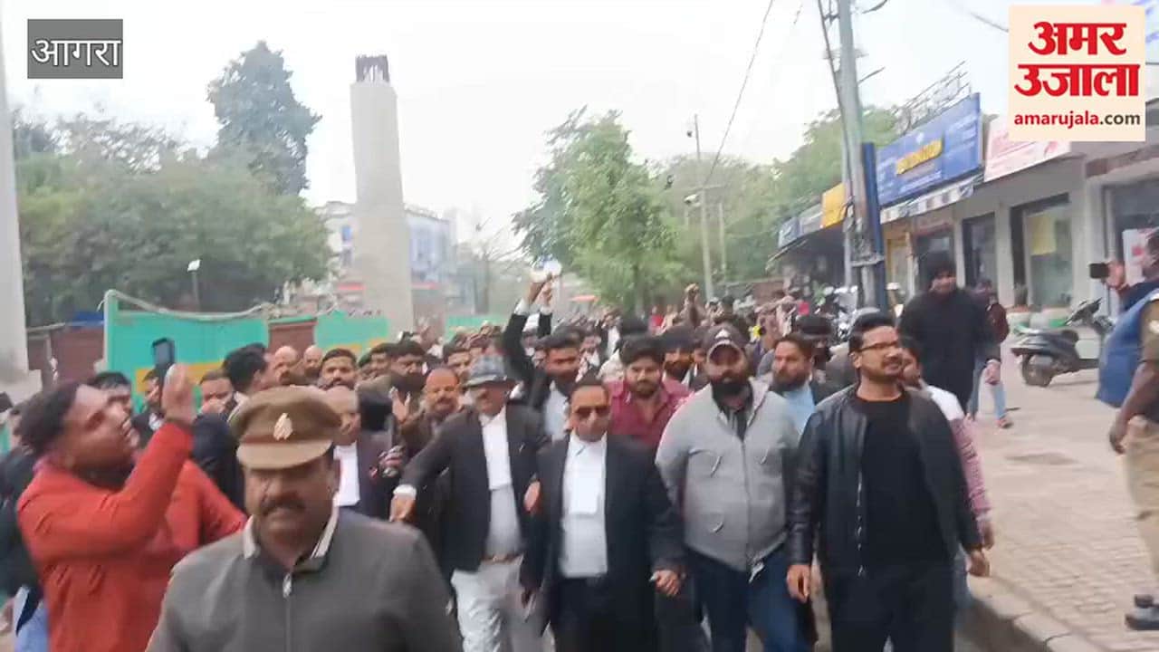Lawyers Hold Protest at Diwani Chauraha