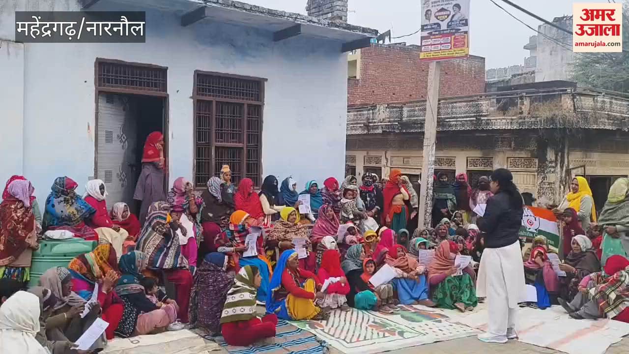 Women District Congress President did public relations in the villages