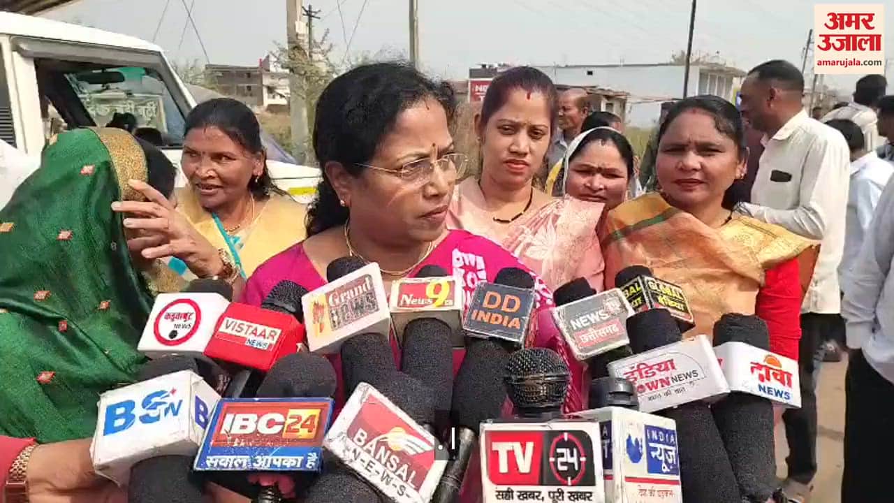 Congress stages protest and blocks roads in Rajnandgaon under the Save MNREGA campaign