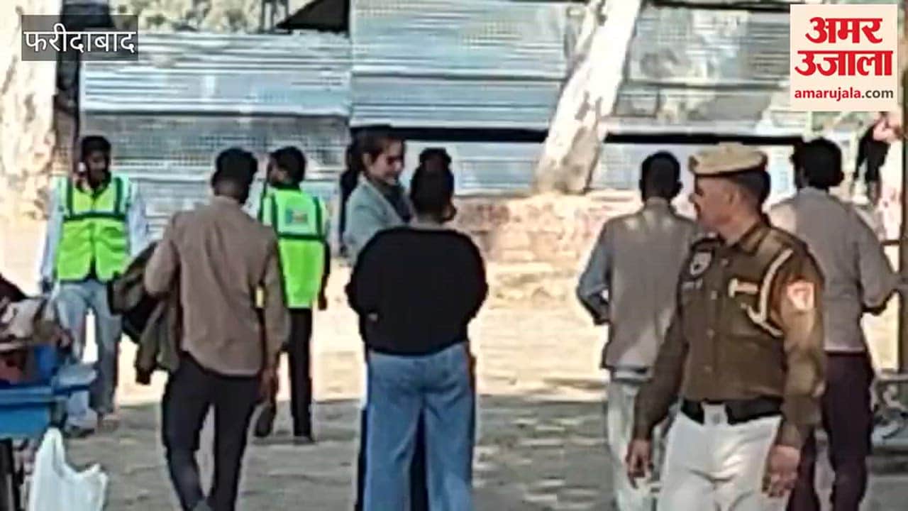 A municipal corporation team arrived at the Surajkund fair to catch stray dogs