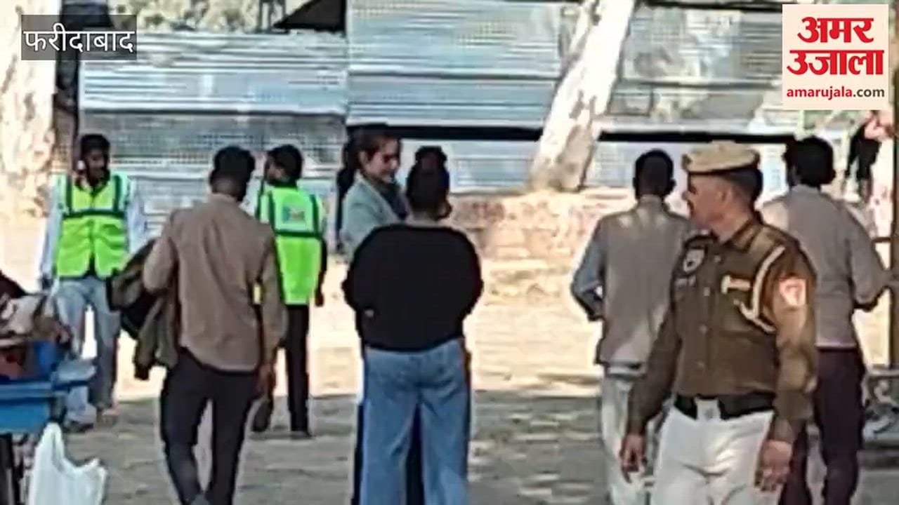 A municipal corporation team arrived at the Surajkund fair to catch stray dogs