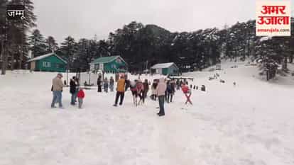 Huge crowd of tourists amid snowfall in Patnitop