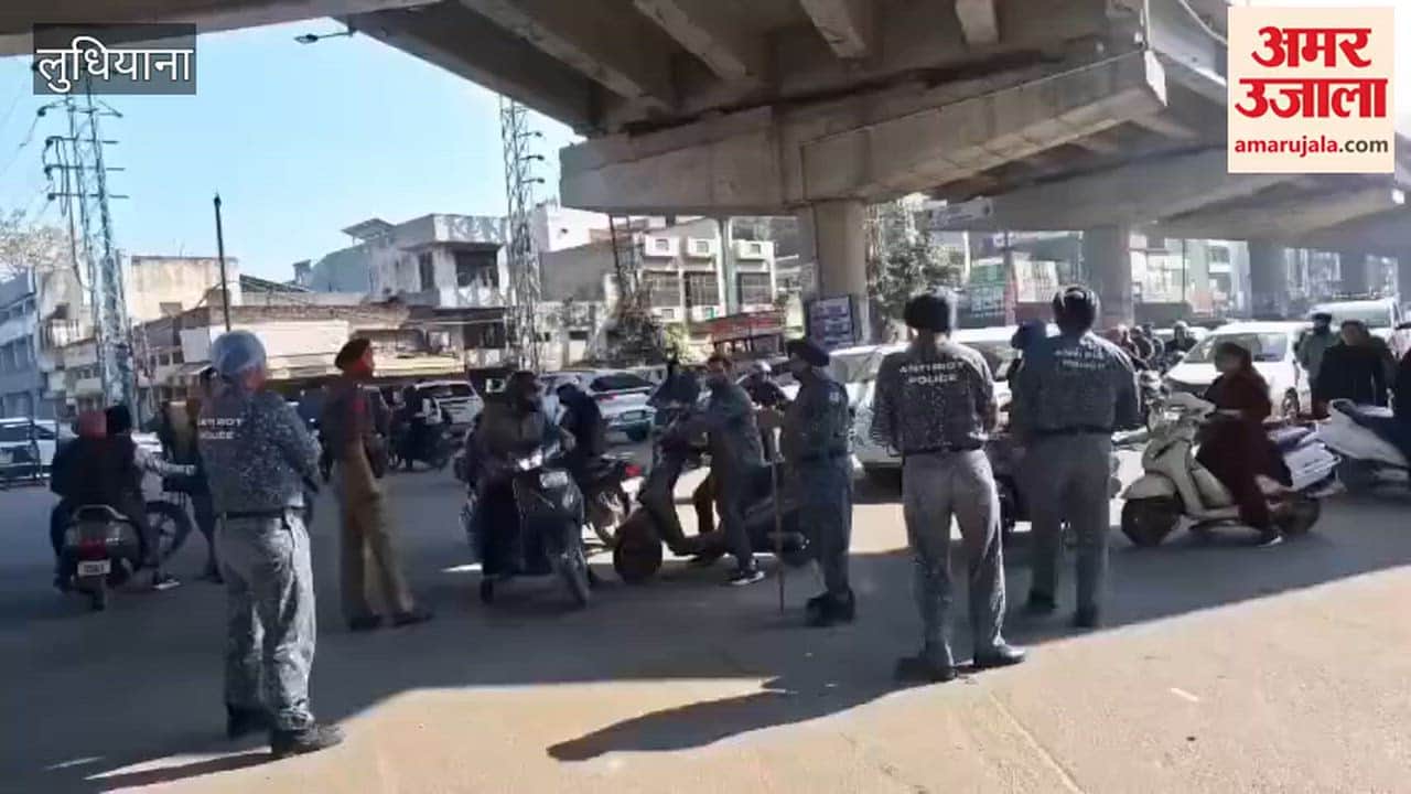 In Ludhiana, a taxi driver staged a protest with his family after being beaten by the police.