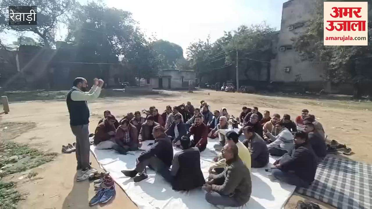 Patwaris hold symbolic protest in Rewari demanding the reinstatement of suspended patwaris.
