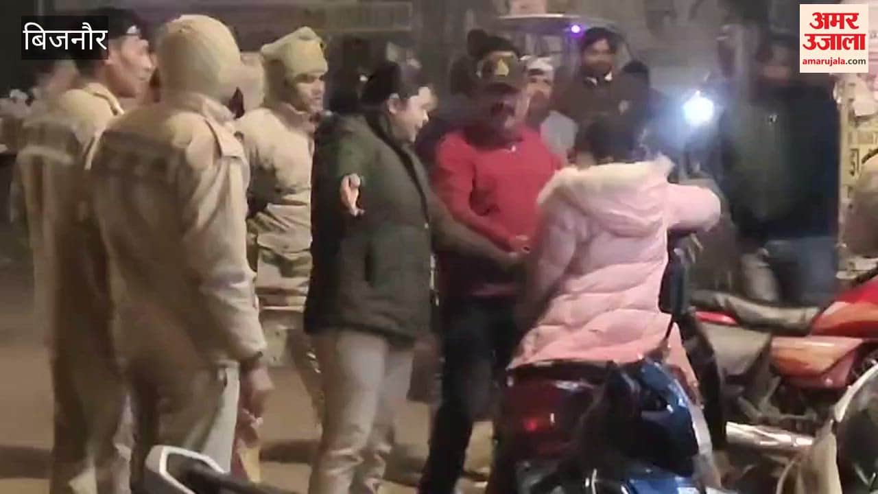 Bijnor: Uproar in front of DM compound, five thousand rupees stolen from the pocket of the youth who came to intervene