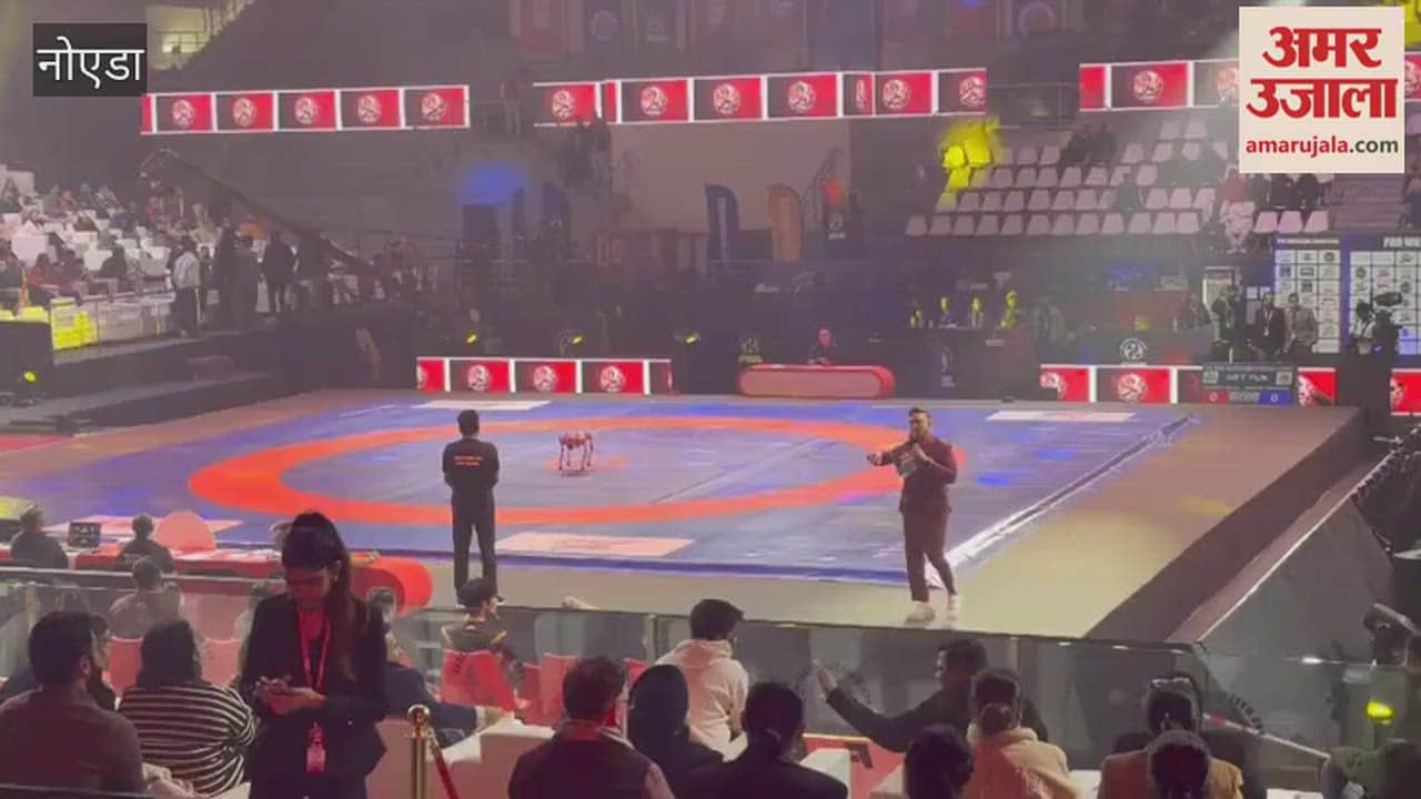 robot anchor created sensation on stage with its unique style at Pro Wrestling League