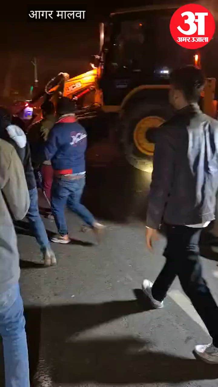 Agar Malwa News: A truck loaded with garlic overturned after going out of control; the driver and helper died.