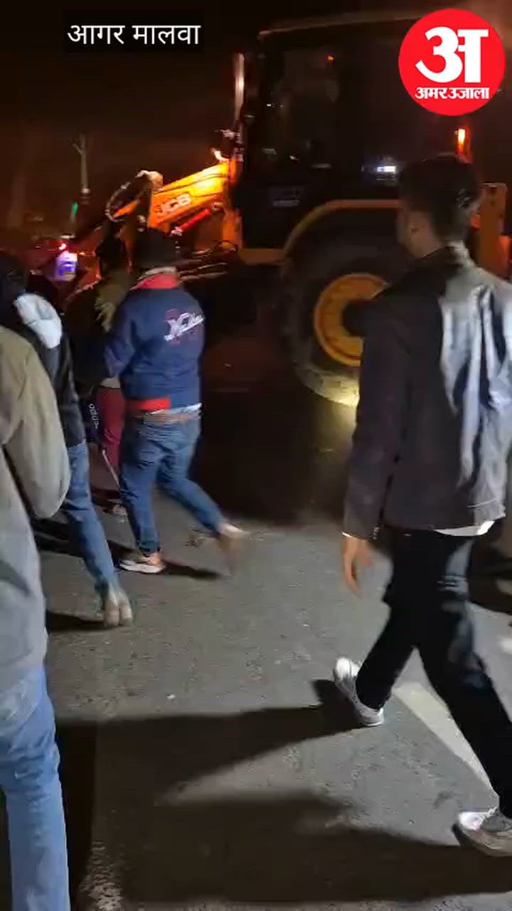 Agar Malwa News: A truck loaded with garlic overturned after going out of control; the driver and helper died.