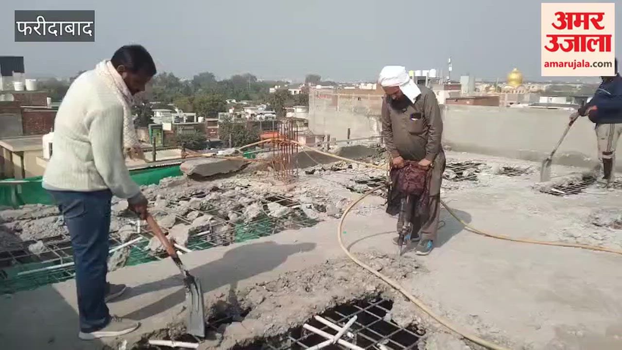 Municipal corporation employees demolish illegally constructed fourth floor of building in Faridabad NIT-5