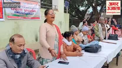 Anganwadi workers sit on protest in Shahjahanpur