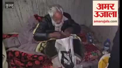 Manali An elderly man from Kangra who was stranded in the snow for two days, was rescued by the police from the Dhundhi snow gallery