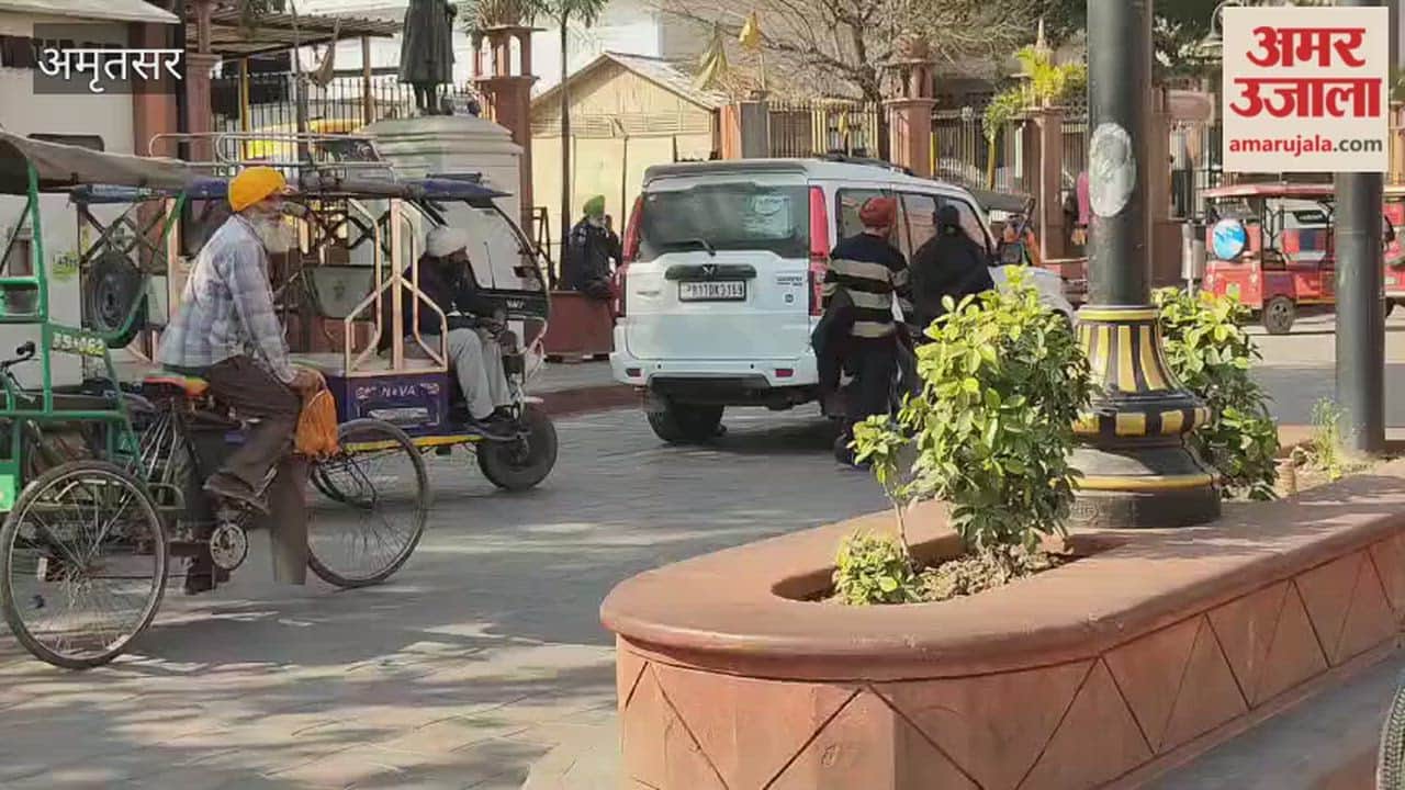 Police officers who arrived at Harmandir Sahib to apprehend the accused were taken hostage by the SGPC task force.