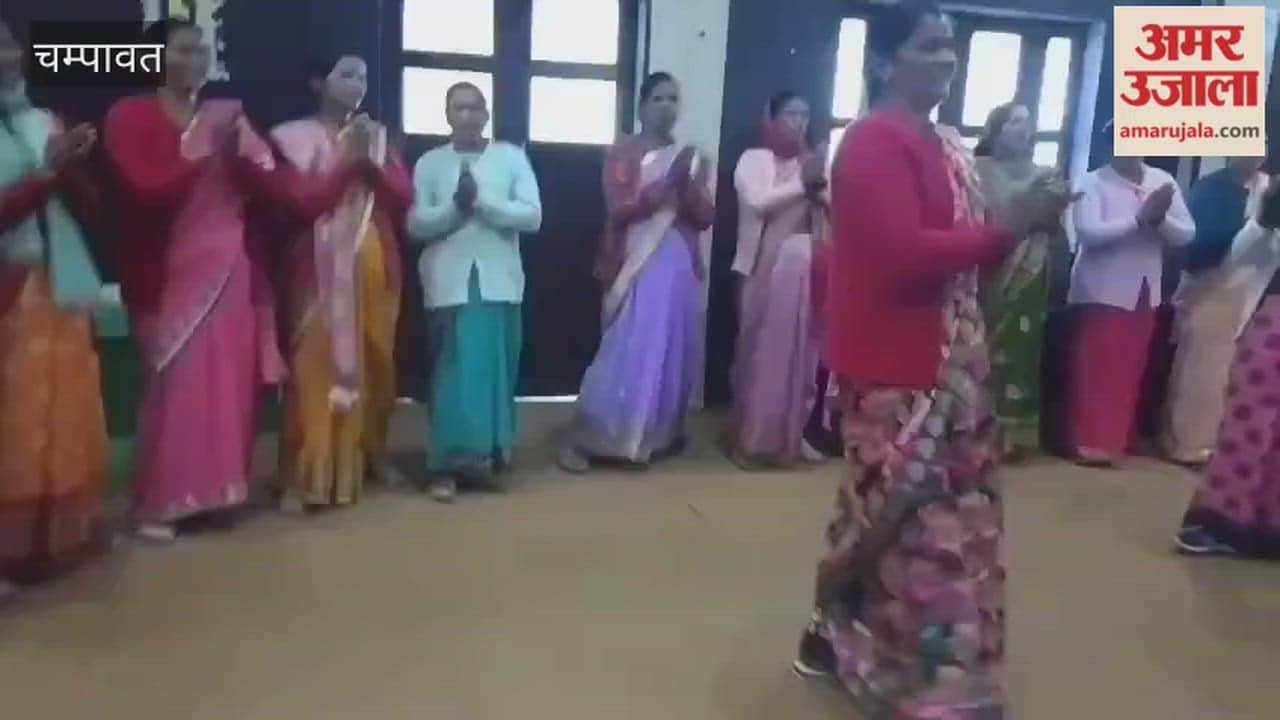 Women Holiyaras practice before participating in the Holi Rang Mahotsav in Lohaghat