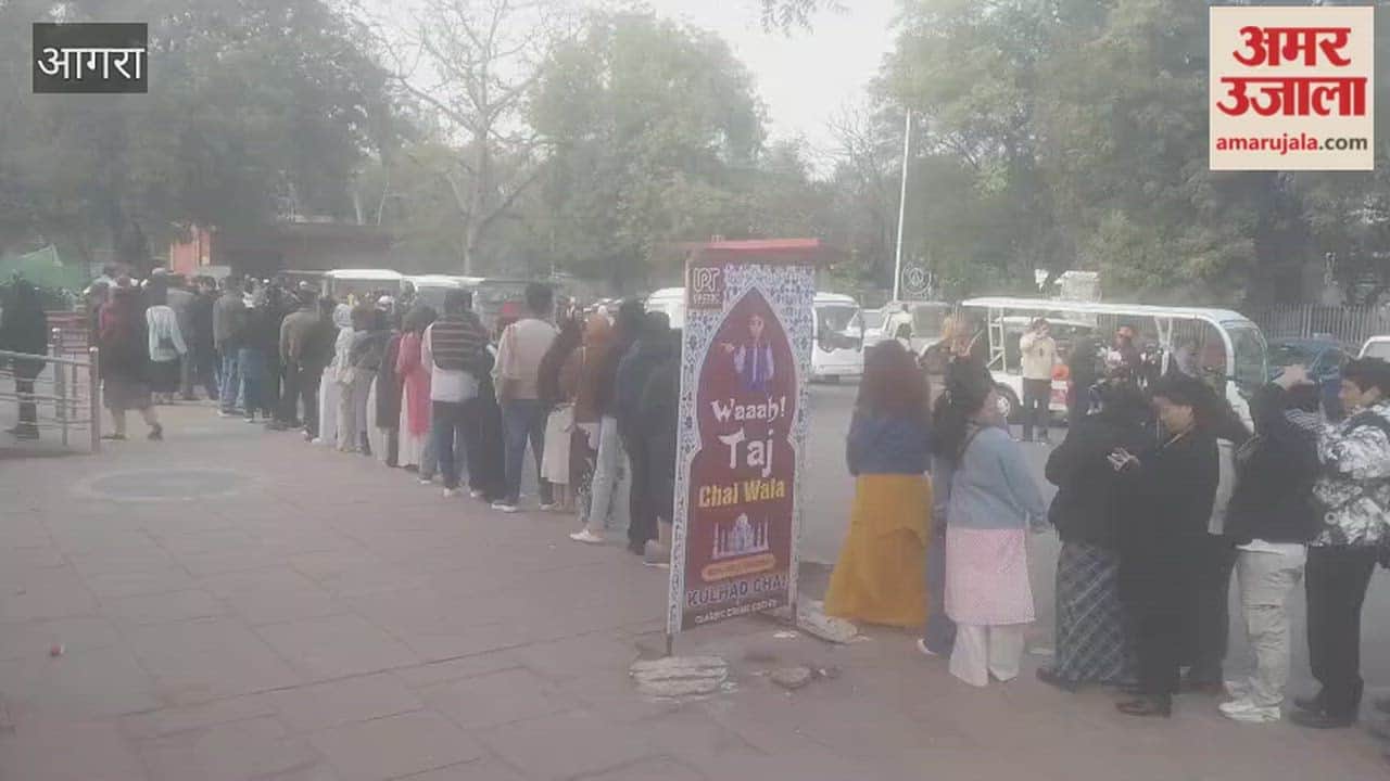 Tourists waited for golf carts at Taj Mahal