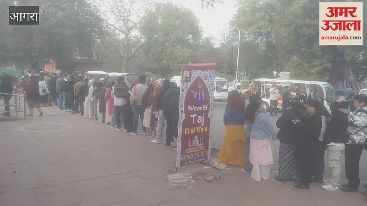 Tourists waited for golf carts at Taj Mahal