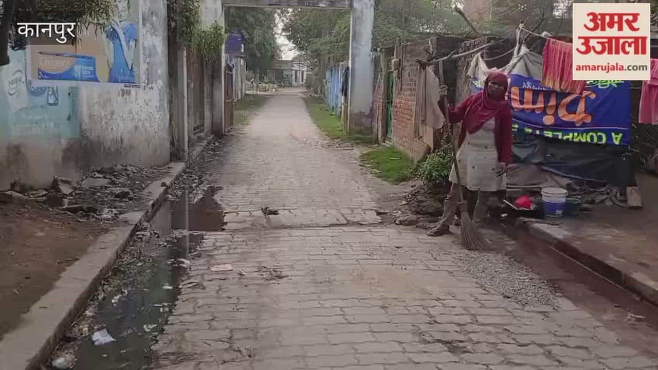 Kanpur: The road in front of the Tikra police outpost is flooded with sewage water