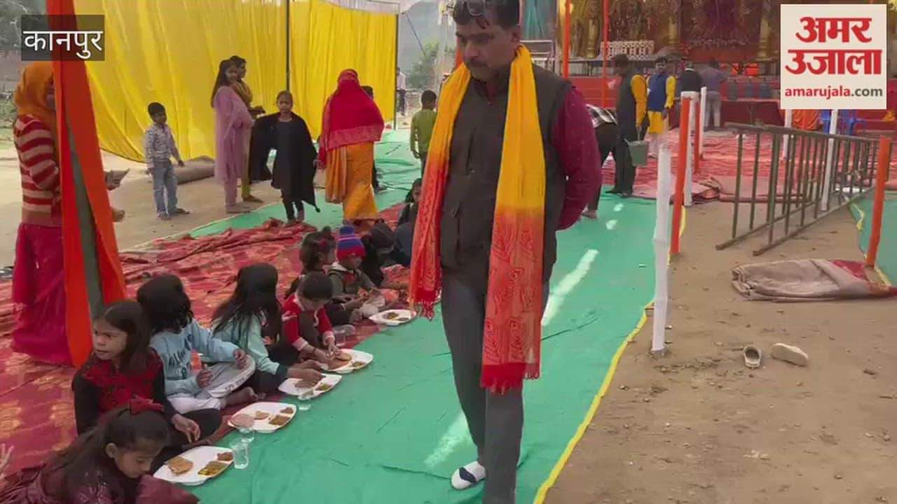 Concluding the Yagna with a final offering and praying for world peace