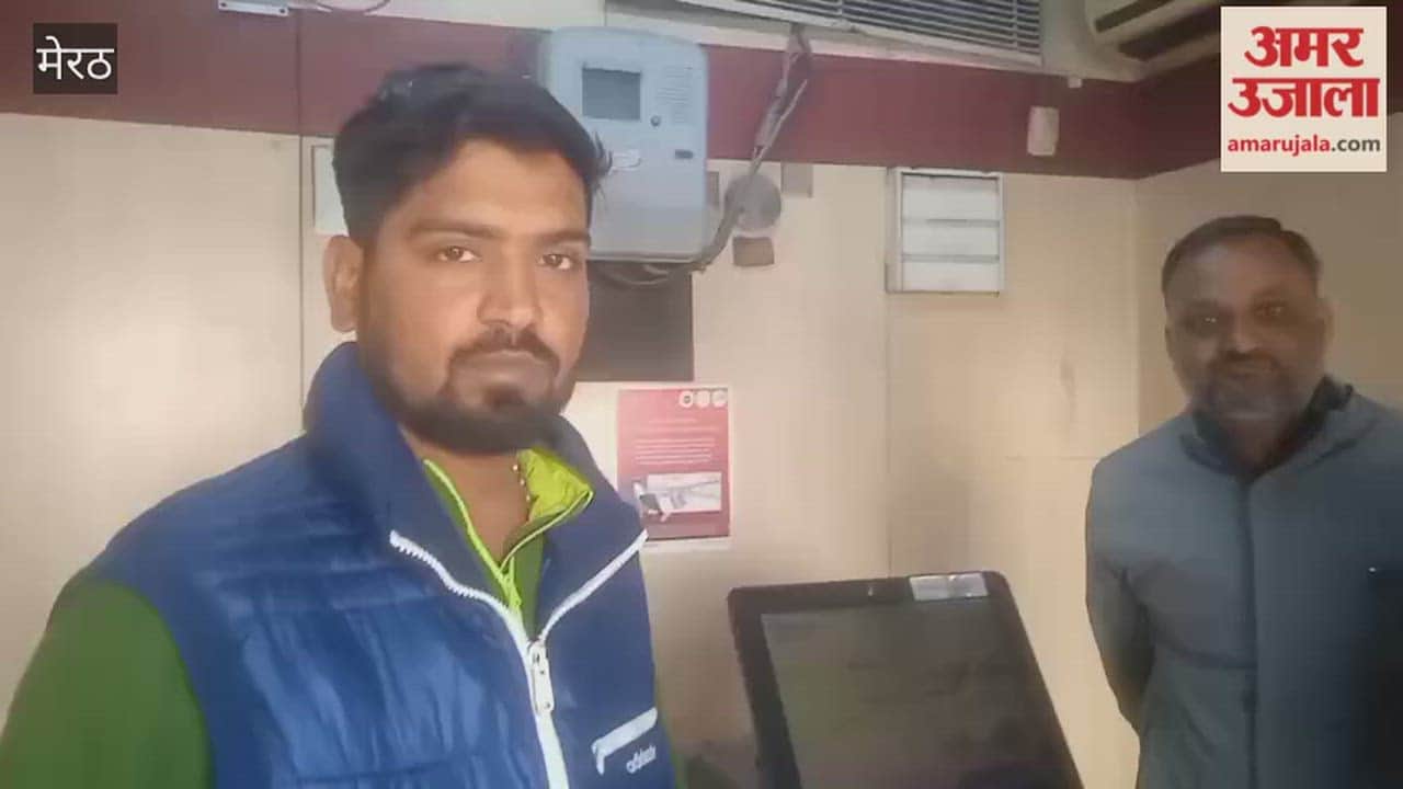 A gang that uses tape to withdraw money from ATM machines is active in Shastri Nagar; a customer caught them in the act.