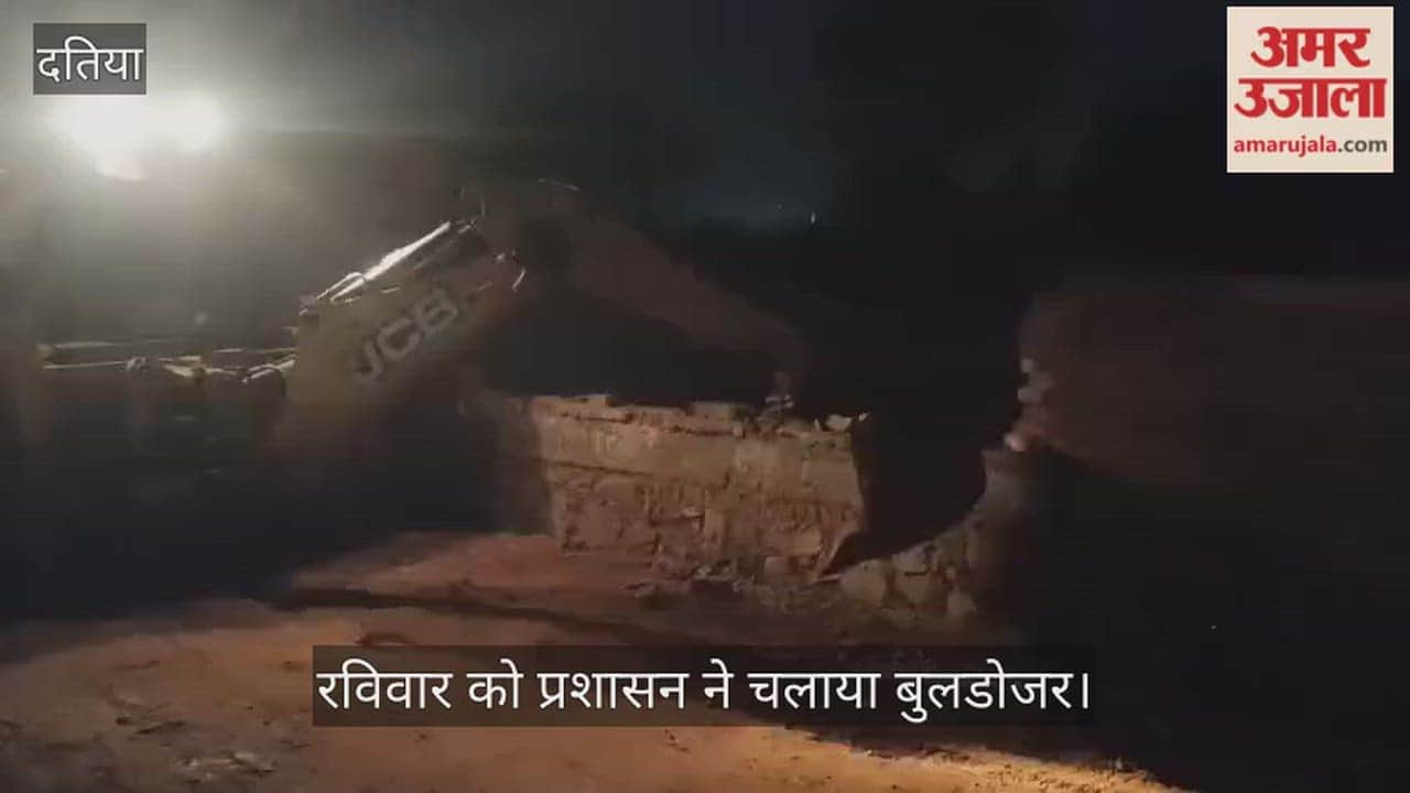 Datia News: Encroachment removed from four thousand square feet of government land in Ramnagar.