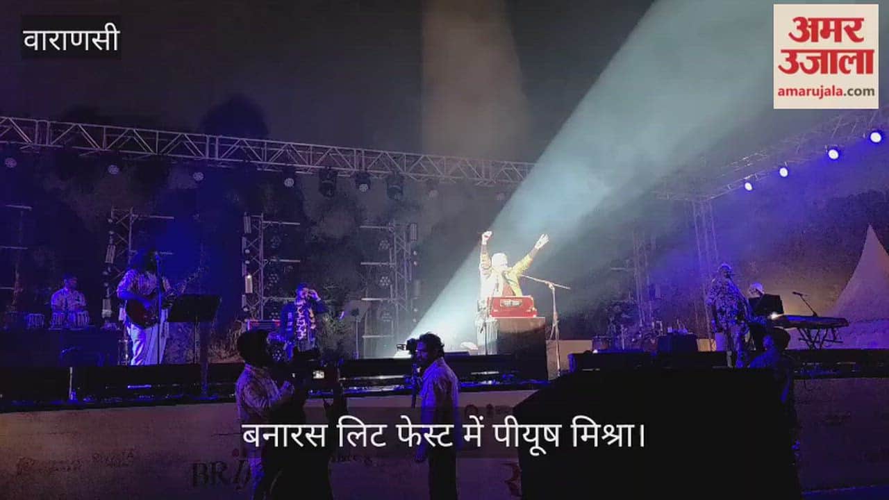 crowd gathered to watch Piyush Mishra show at Banaras Literature Festival