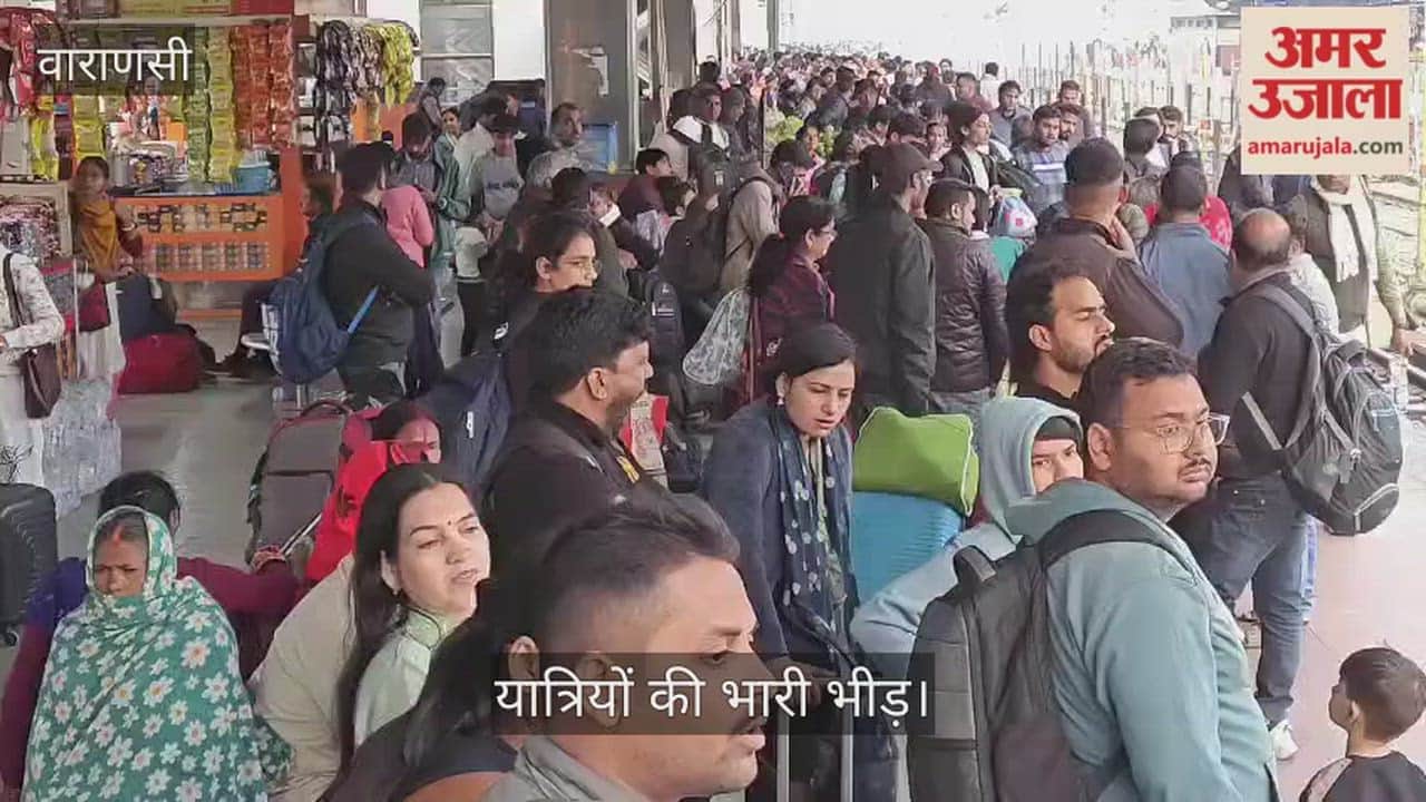 crowd of passengers at Cantt railway station varanasi