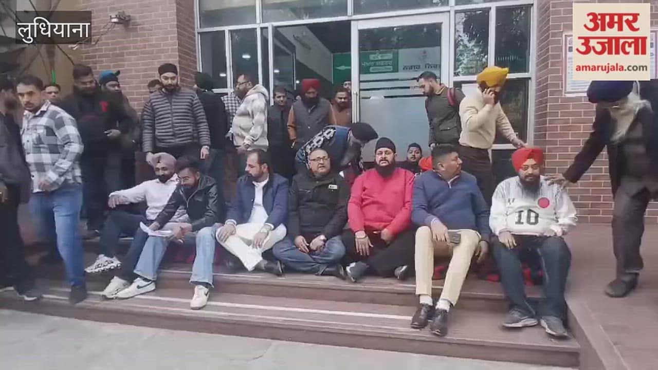 Residents of Toka Mohalla and Congress party members staged a protest at the gate of the Ludhiana Municipal Corporation D Zone office.