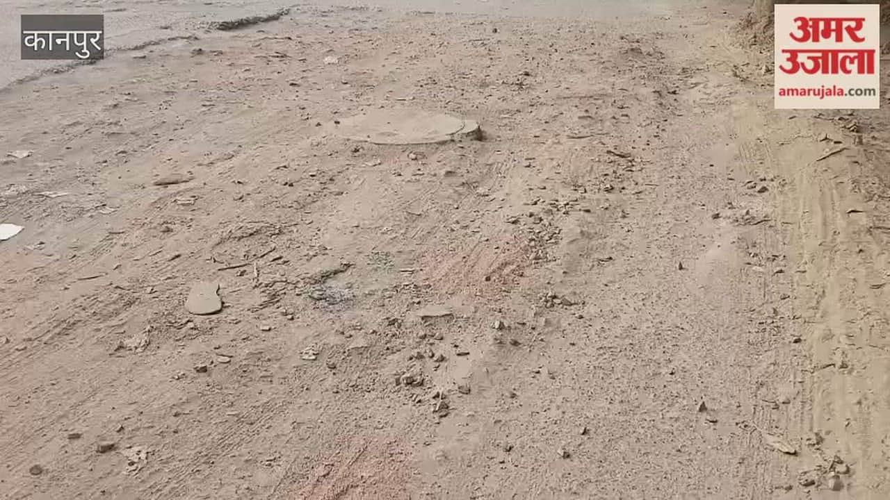 Kanpur: Poor condition of the road at Panki Dham station intersection